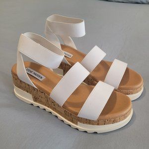BANDI WHITE STEVE MADDEN SANDALS (NEVER WORN!)